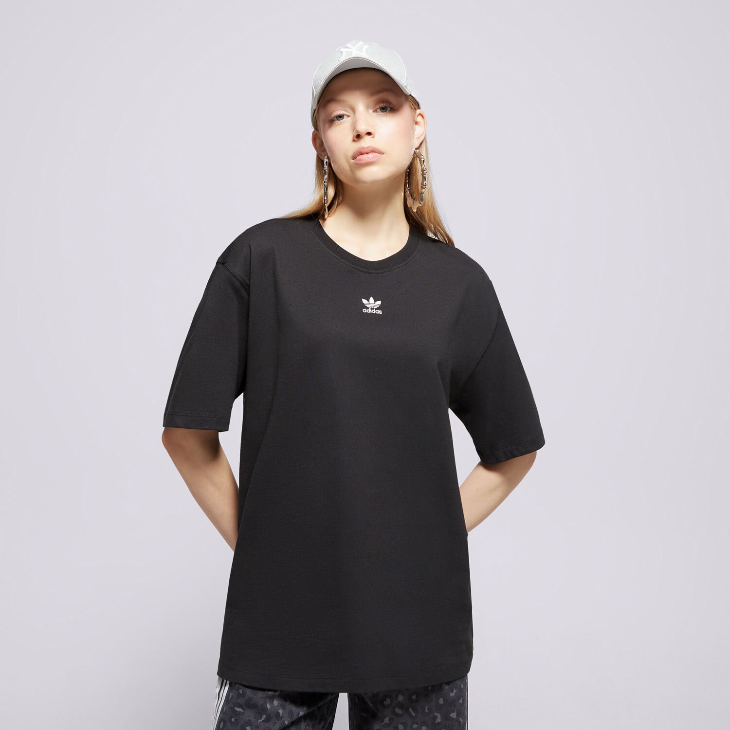 dámské tričko ADIDAS TRIČKO ESS BOYFR TEE IY7321 ČERNÁ