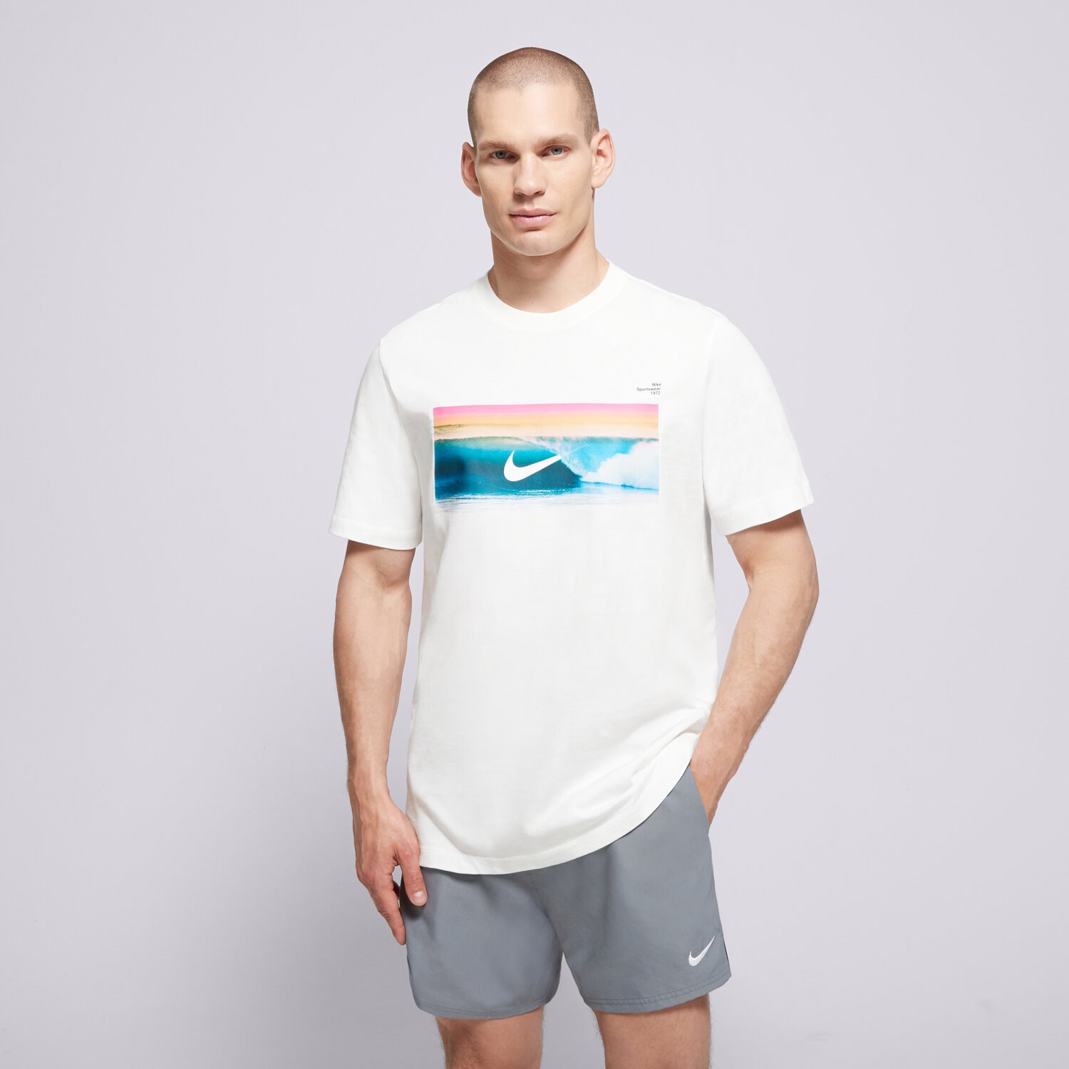 pánské tričko NIKE TRIČKO U NSW TEE OC PHOTO 2 HJ0760-100 BÍLÁ