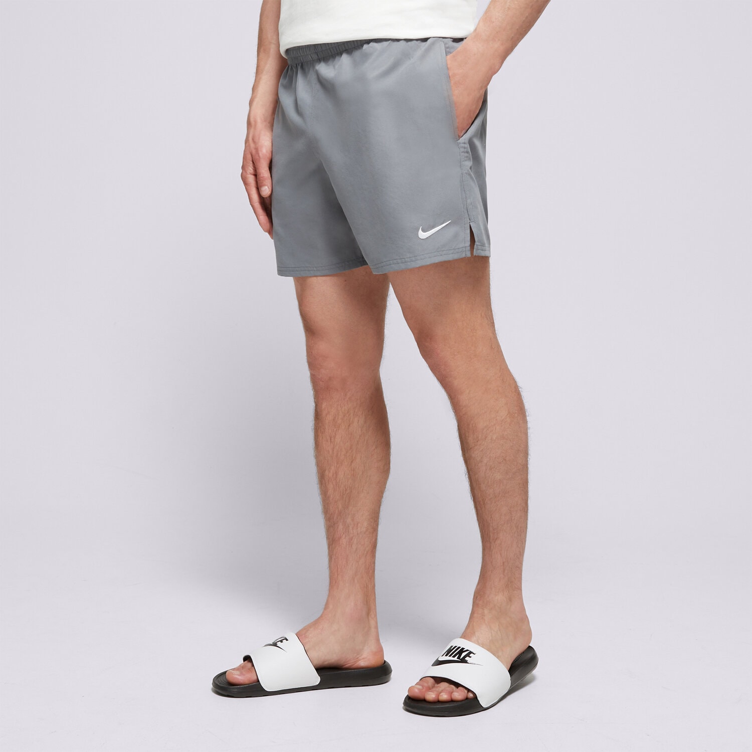 pánské kraťasy NIKE SWIM ŠORTKY  NIKE ESSENTIAL 5" SHORTS NESSF560-051 ŠEDÁ