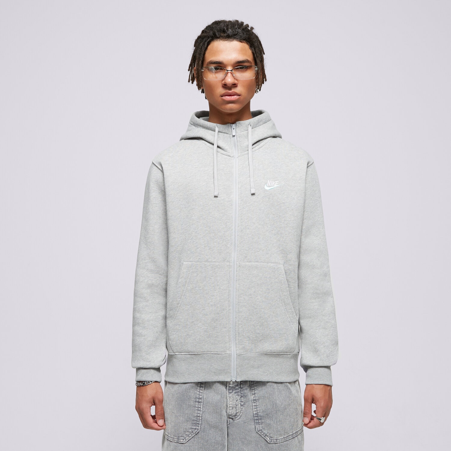 pánská mikina NIKE MIKINA S KAPUCÍ M NSW CLUB DT HOODIE FZ BB ESSENTIALS DQ8384-065 ŠEDÁ