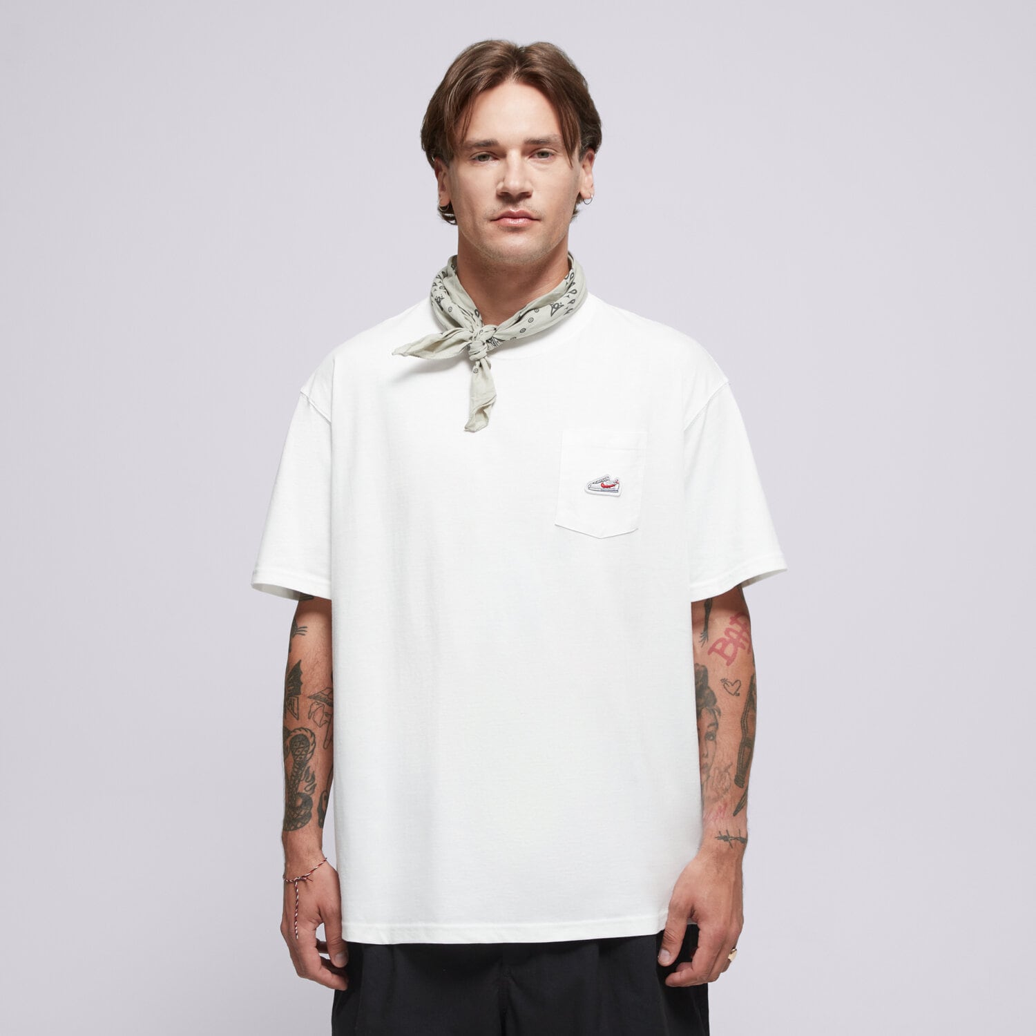 pánské tričko NIKE TRIČKO U NSW TEE M90 SNKR PTCH PKT 2 IB1382-100 BÍLÁ