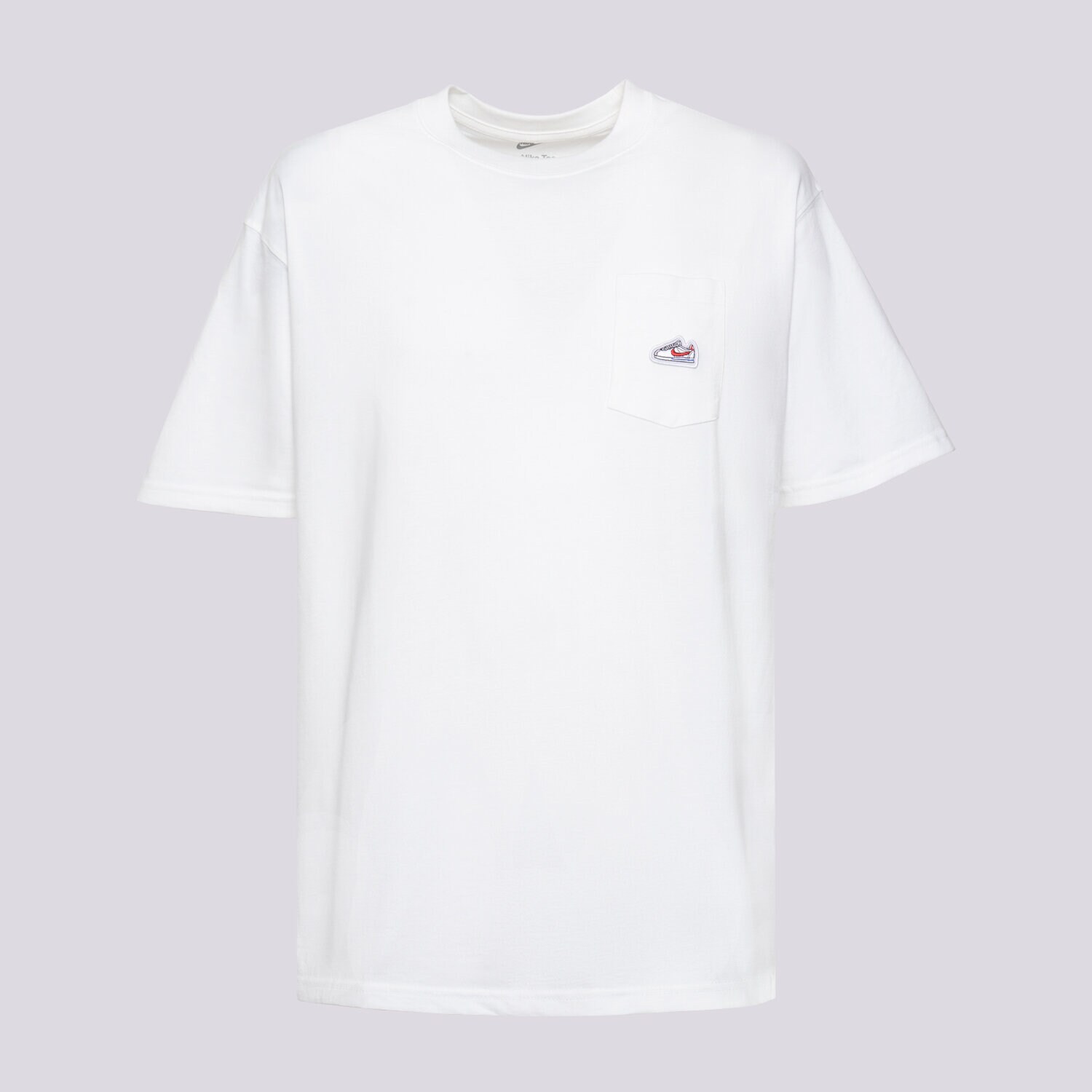 pánské tričko NIKE TRIČKO U NSW TEE M90 SNKR PTCH PKT 2 IB1382-100 BÍLÁ