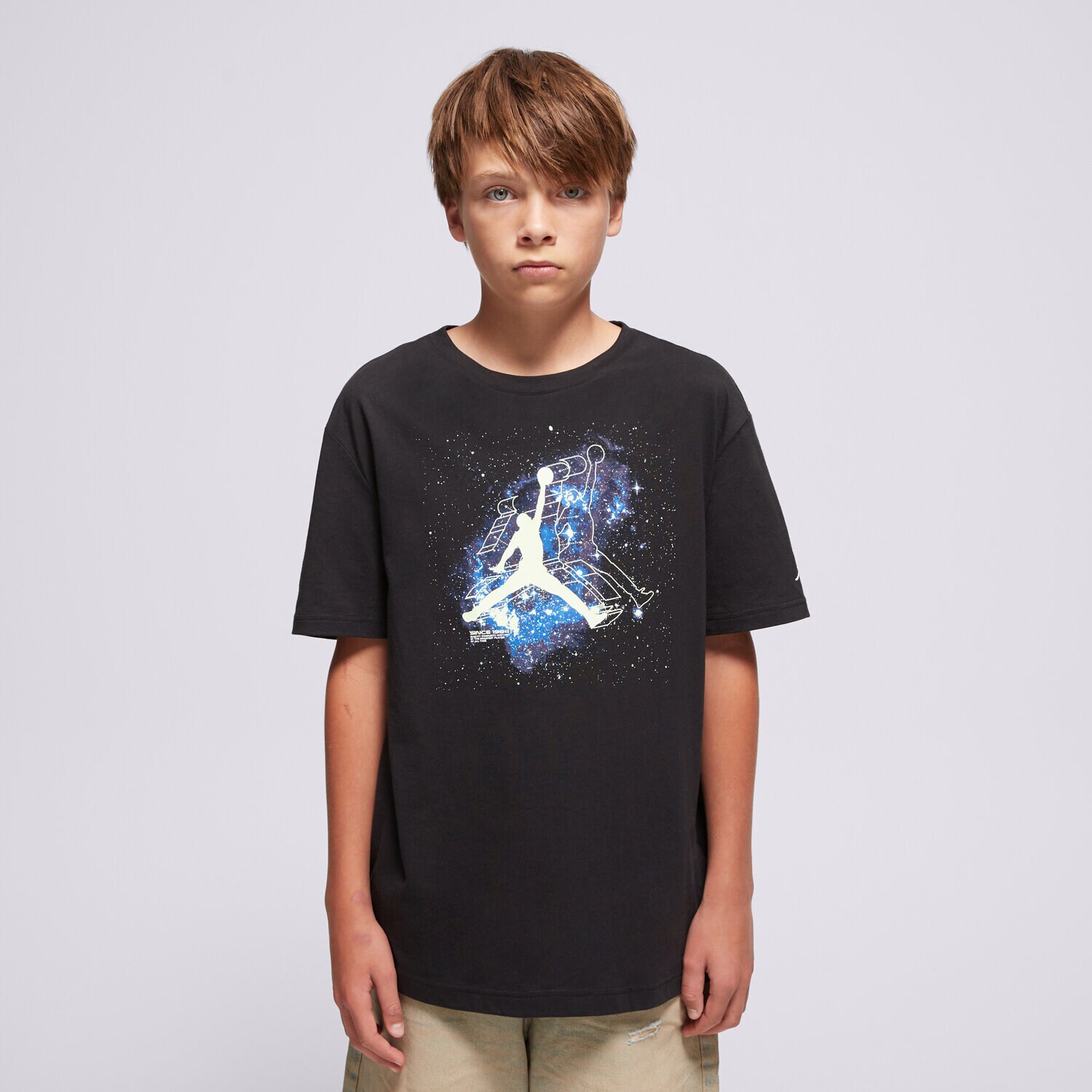 dětské tričko JORDAN TRIČKO JDB SKY IS NOT THE LIMIT GLOW BOY 95D948-023 ČERNÁ