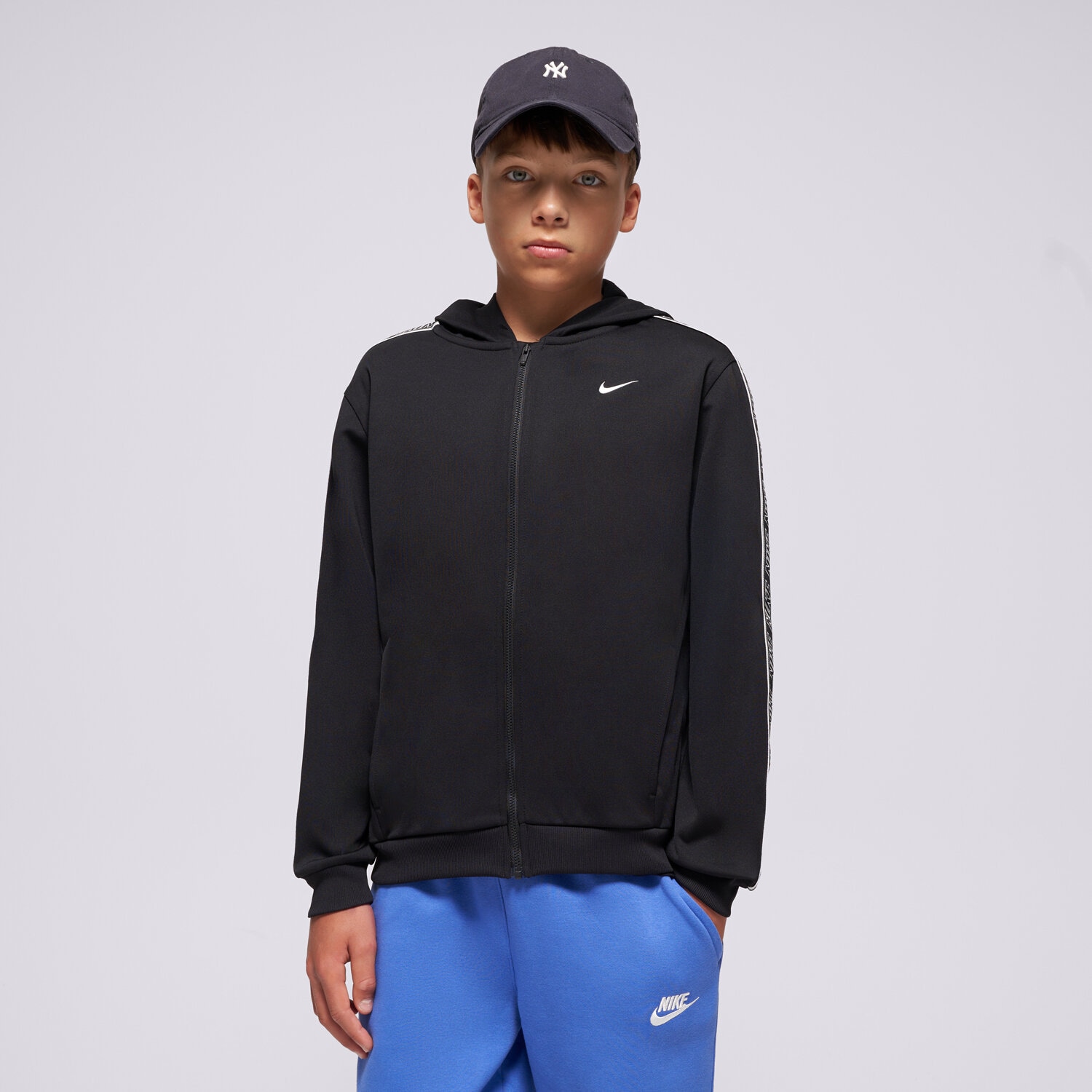 dětská mikina NIKE MIKINA ROZEPÍNACÍ S KAPUCÍ K NSW DF CLUB+ POLY FZ HDY B HQ9320-010 ČERNÁ