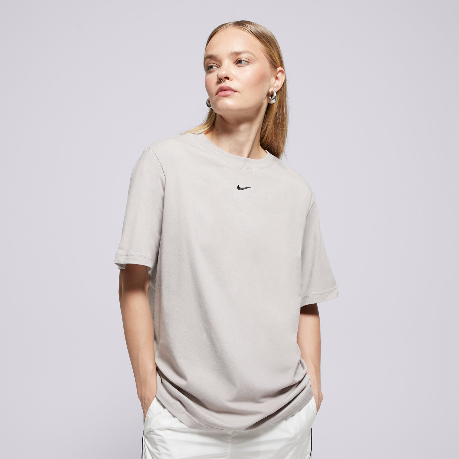 dámské tričko NIKE TRIČKO W NSW TEE ESSNTL LBR FD4149-009 ŠEDÁ