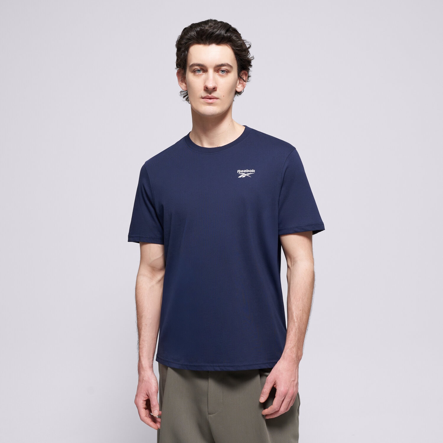 pánské tričko REEBOK TRIČKO CODY SMALL LOGO CREW NECK SS TEE 100240908 TMAVOMODRÁ