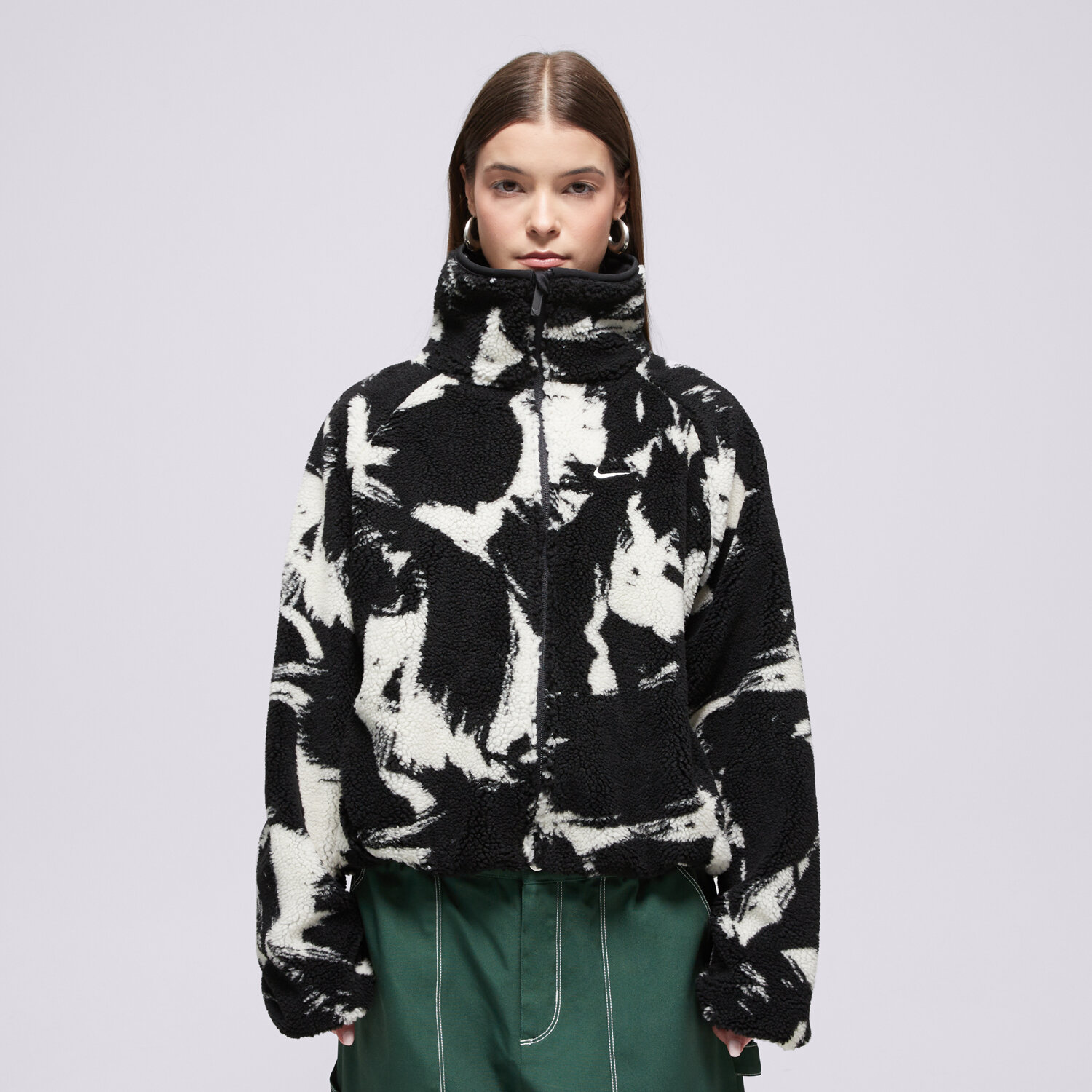 Přechodná bunda dámská (podzimní, jarní) NIKE BUNDA STREET AOP SHERPA W NSW IF0344-010 ČERNÁ