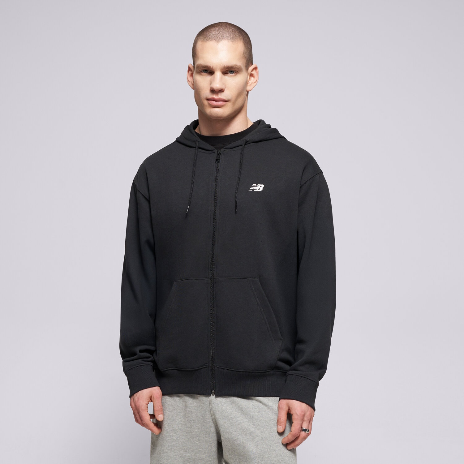 pánská mikina NEW BALANCE MIKINA S KAPUCÍ SPORT   ESSENTIALS LOGO FRENCH T MJ41501BK ČERNÁ