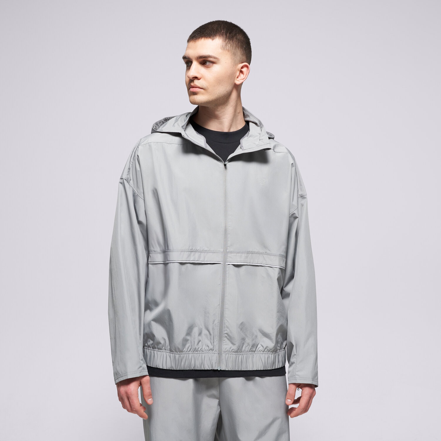 Přechodná bunda pánská (podzimní, jarní) NEW BALANCE BUNDA ORTALION ELUSIVE SHELL JACKET MJO5BXYST ŠEDÁ