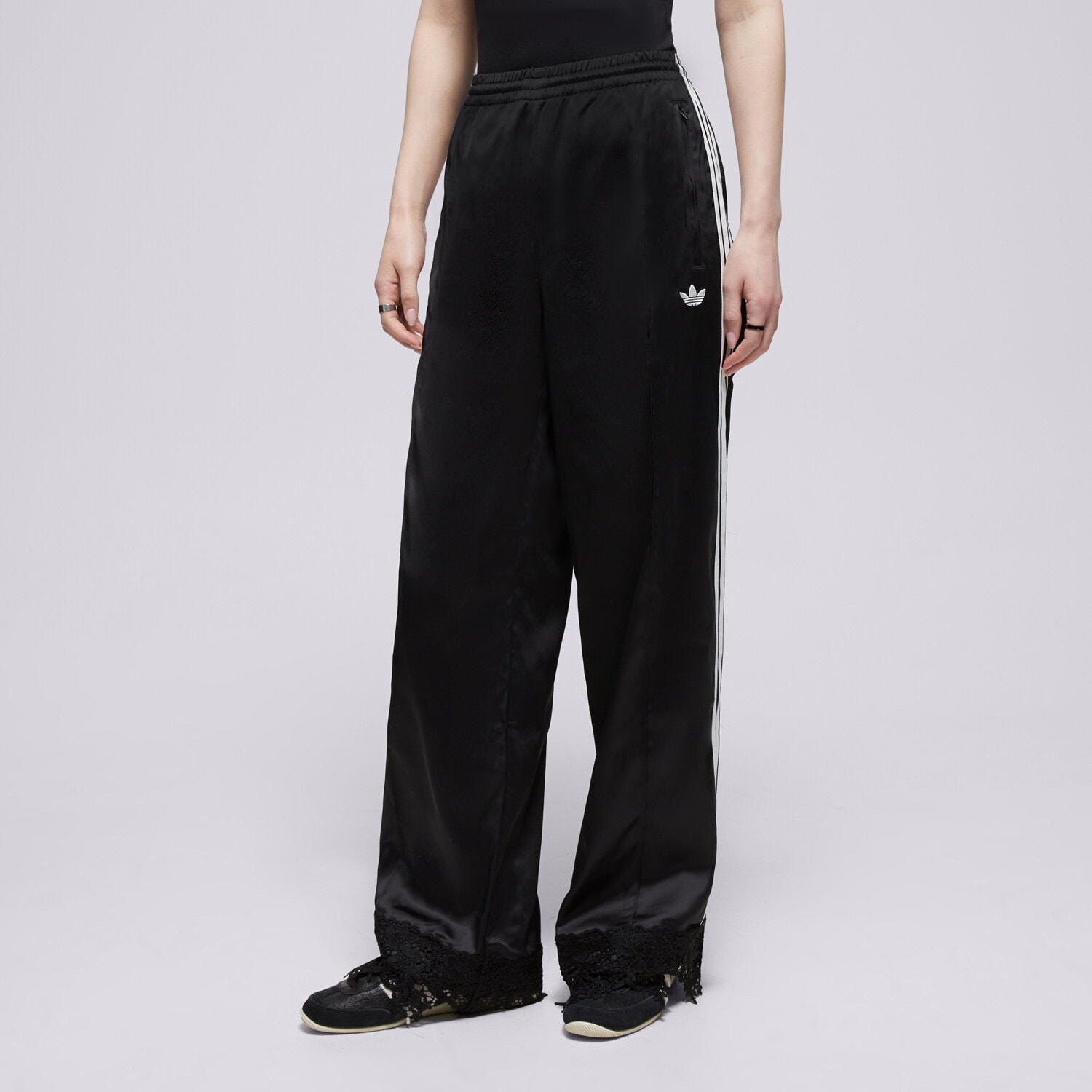 dámské kalhoty ADIDAS KALHOTY  SATIN LACE TRACK PANTS LOOSE FIREBIRD LD1806 ČERNÁ