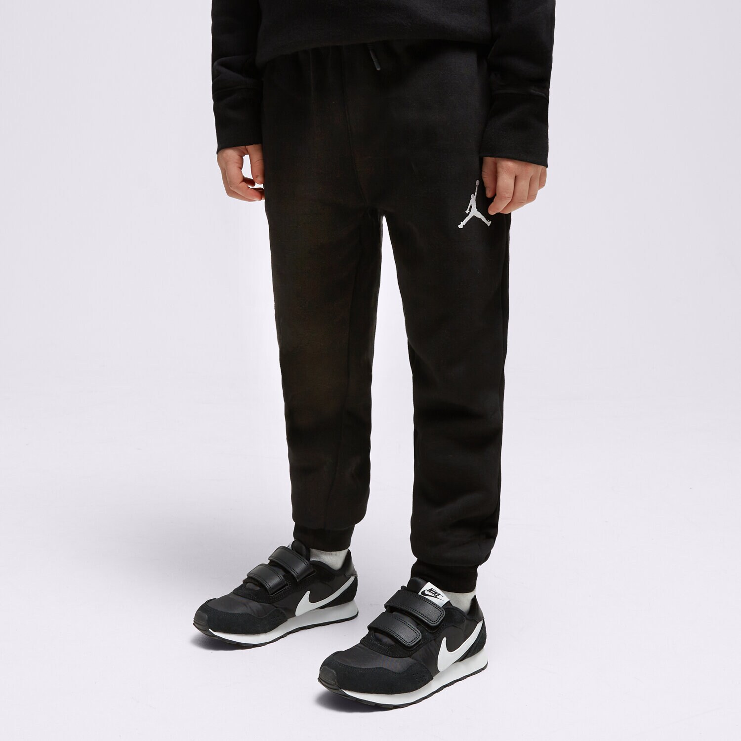 dětské kalhoty JORDAN KALHOTY  MJ ESSENTIALS UU 95C549-023 ČERNÁ