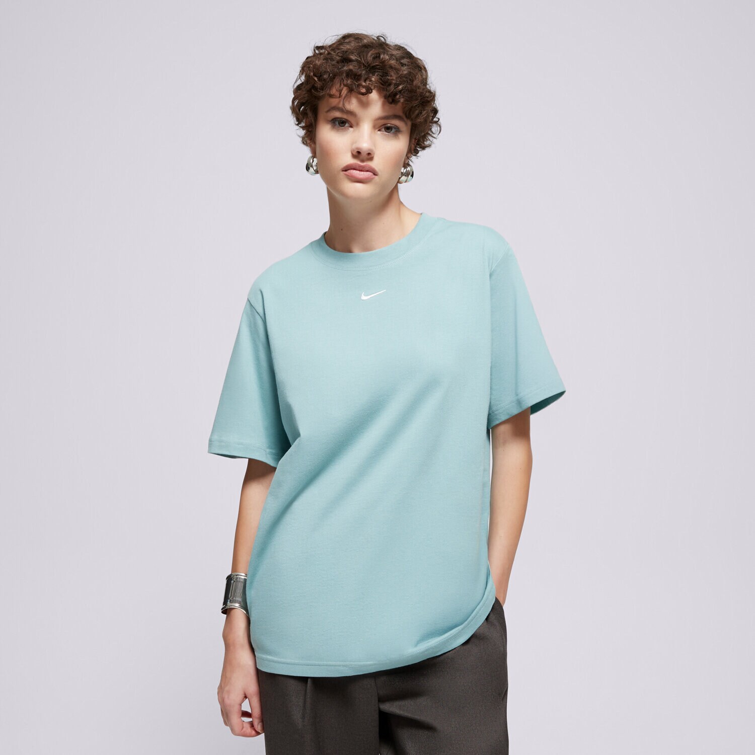 dámské tričko NIKE TRIČKO W NSW TEE ESSNTL LBR FD4149-017 ZELENÁ