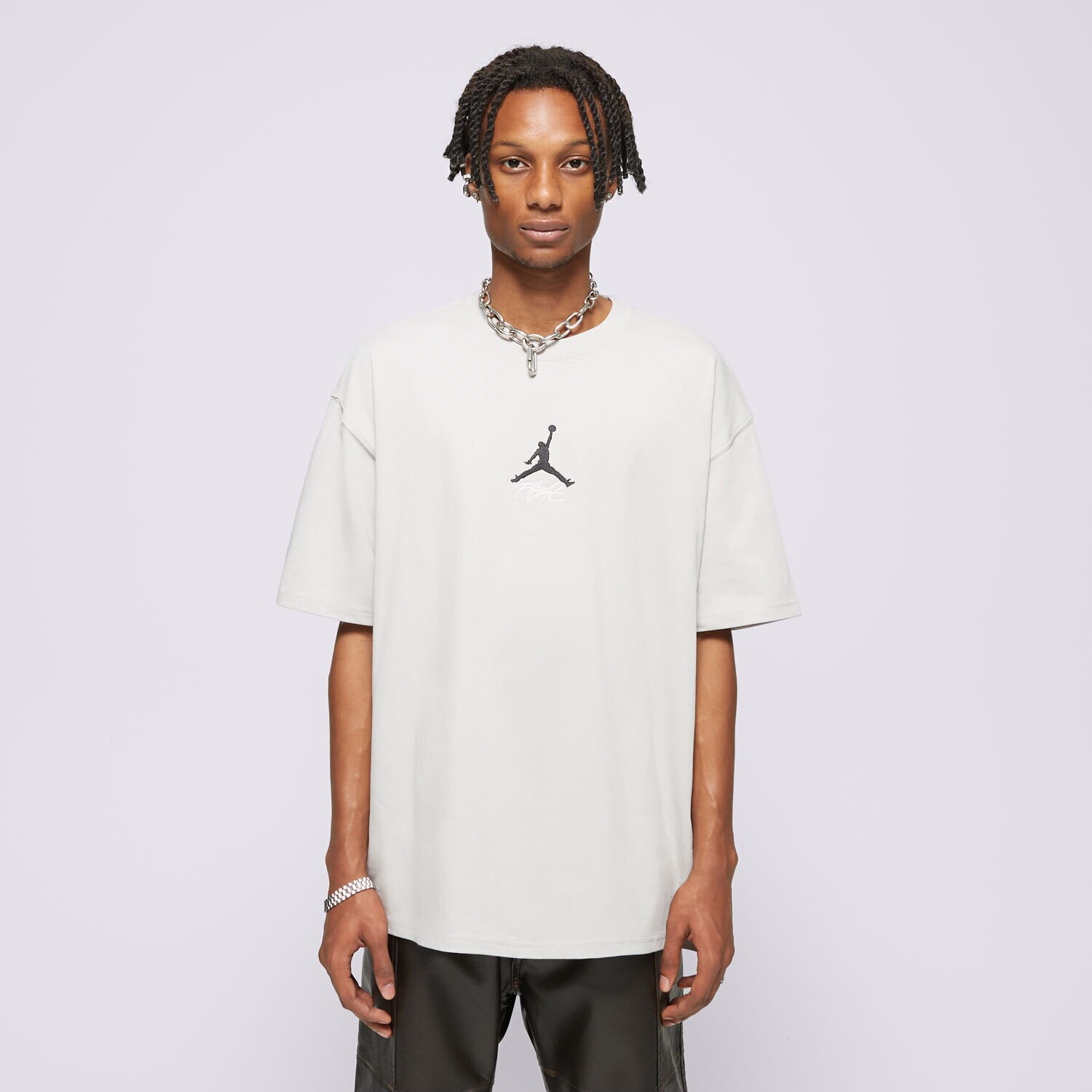 pánské tričko NIKE TRIČKO BKN M NK CTS STMT JDN SS TEE NBA HF5428-014 ŠEDÁ