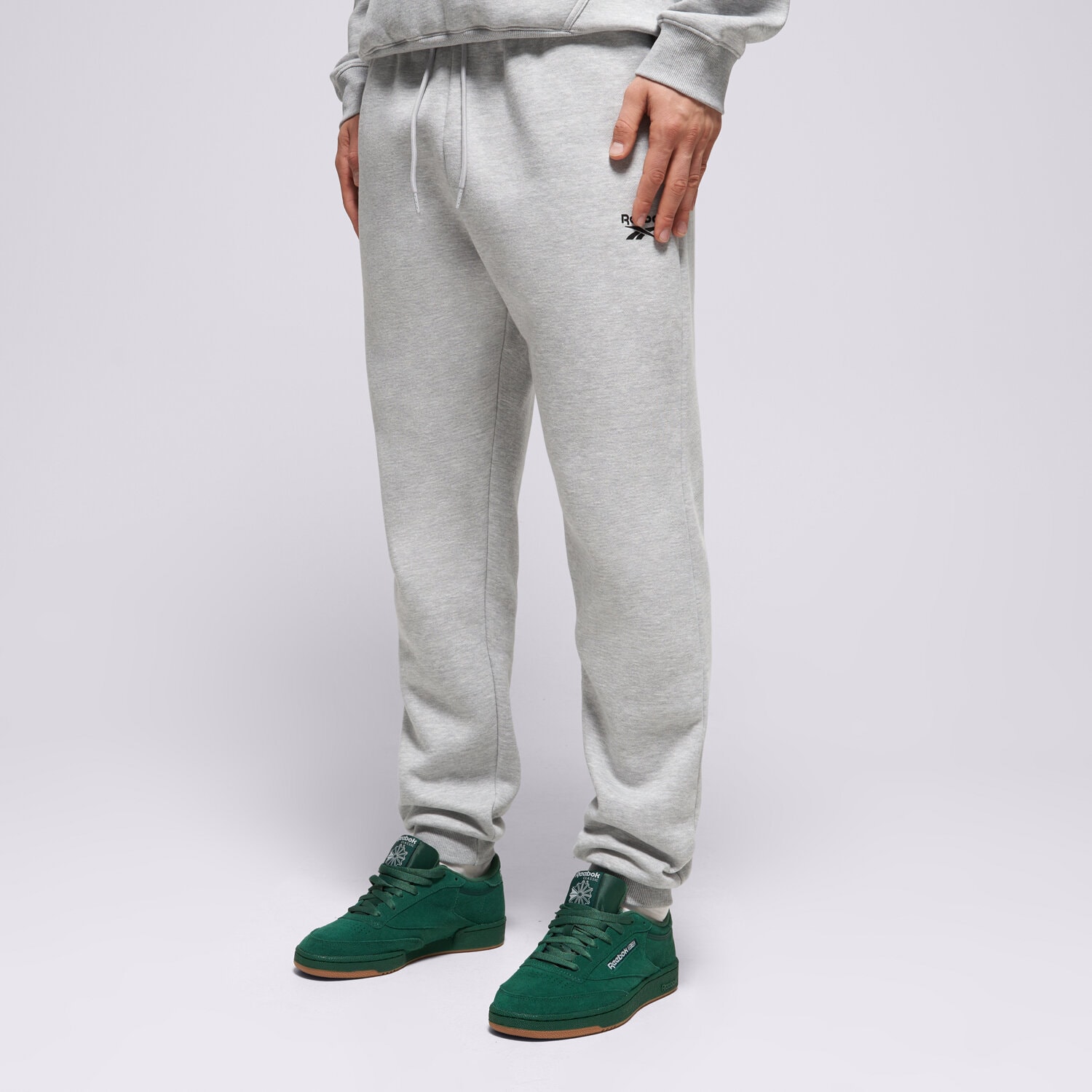 pánské kalhoty REEBOK KALHOTY  ANDRE SMALL LOGO CUFFED 100240232 ŠEDÁ