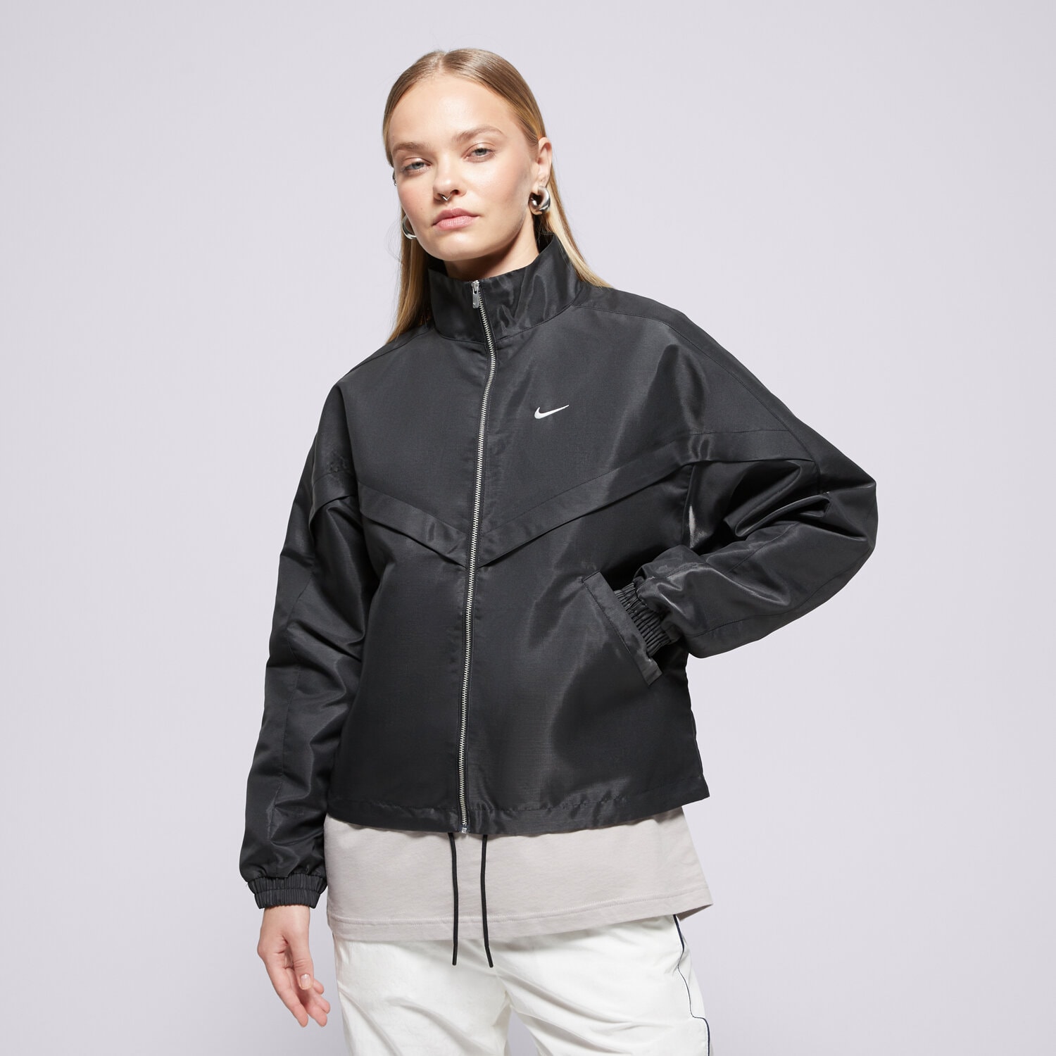 Přechodná bunda dámská (podzimní, jarní) NIKE BUNDA W NSW NK LIQ SHINE WR JKT HV2467-010 ČERNÁ