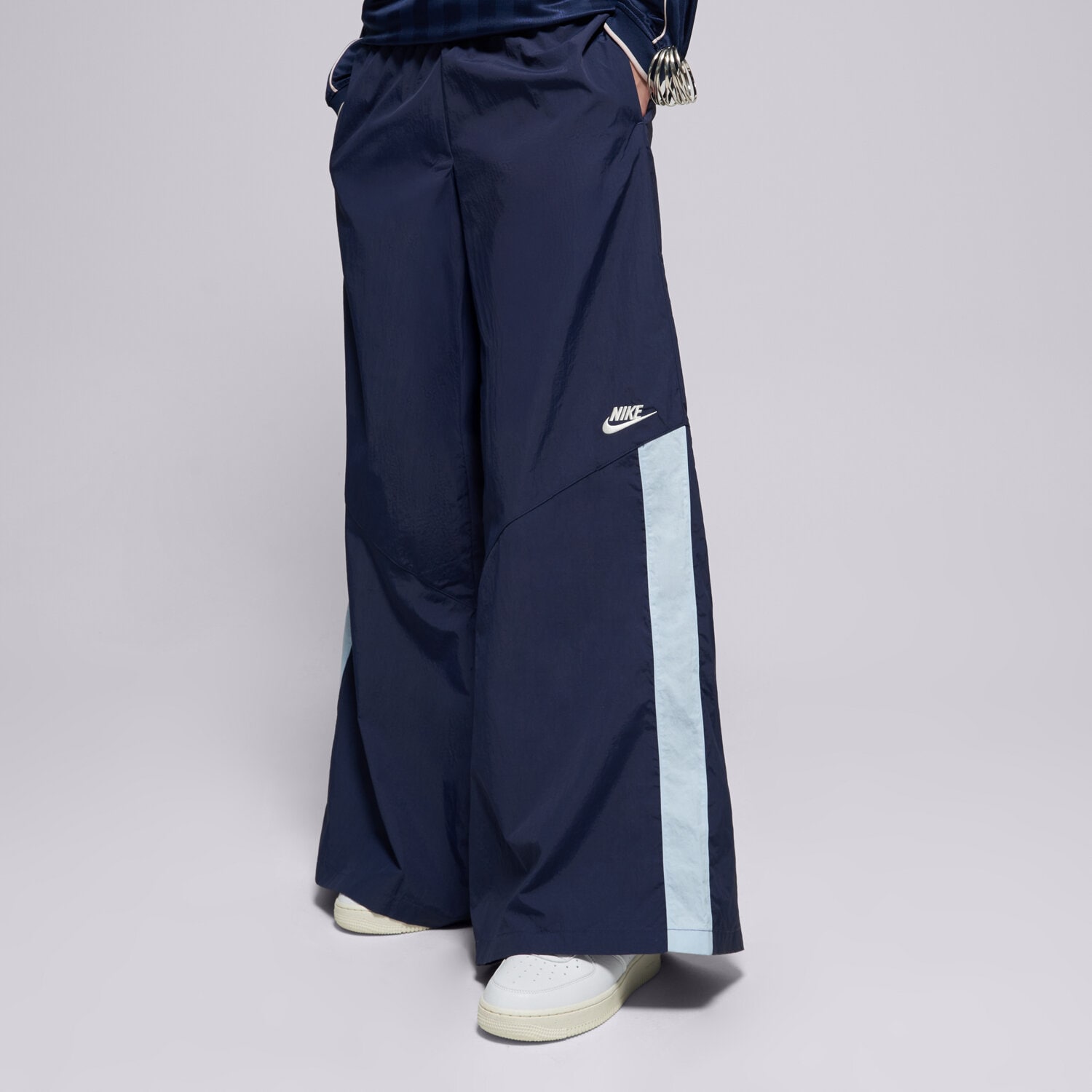 dámské kalhoty NIKE KALHOTY  W NSW WIDE LEG WVN PANT IH8508-410 TMAVOMODRÁ