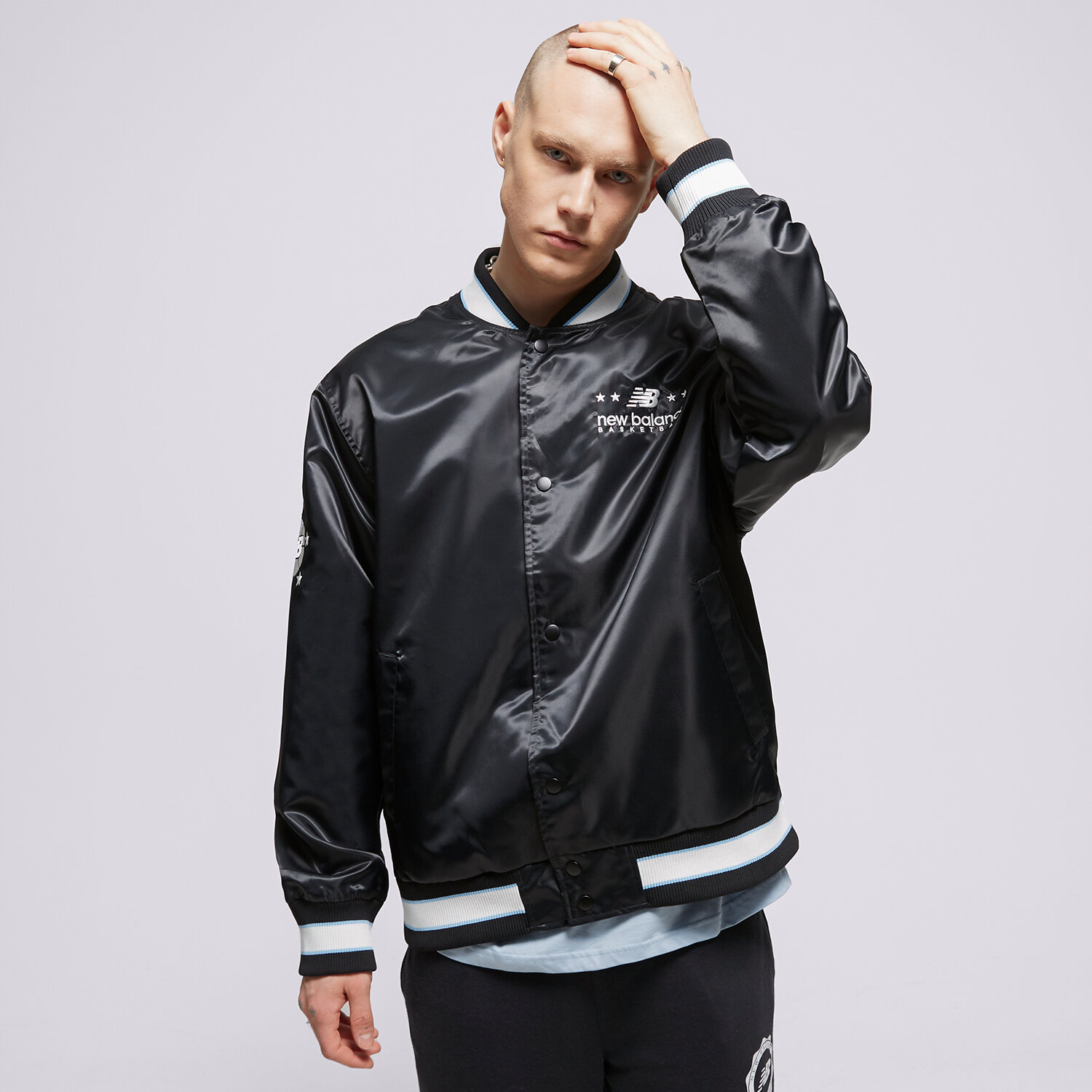 Přechodná bunda pánská (podzimní, jarní) NEW BALANCE BUNDA HOOPS WOVEN JACKET MJ31580BK ČERNÁ