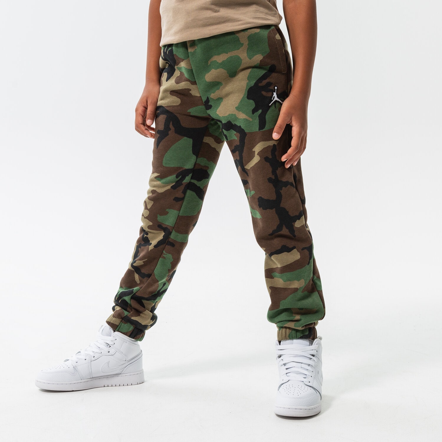 dětské kalhoty JORDAN KALHOTY  ESSENTIALS CAMO PANTS BOY 95A718-E4F KHAKI