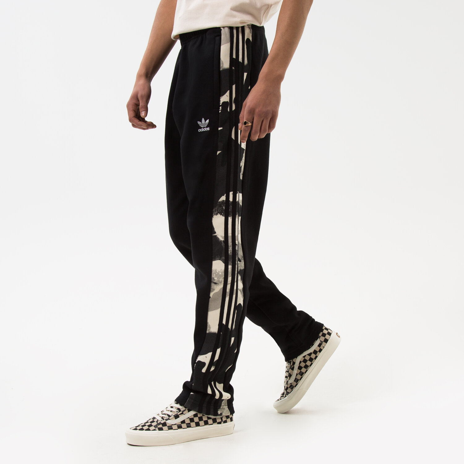 pánské kalhoty ADIDAS KALHOTY  CAMO SWTPNT HK2808 ČERNÁ