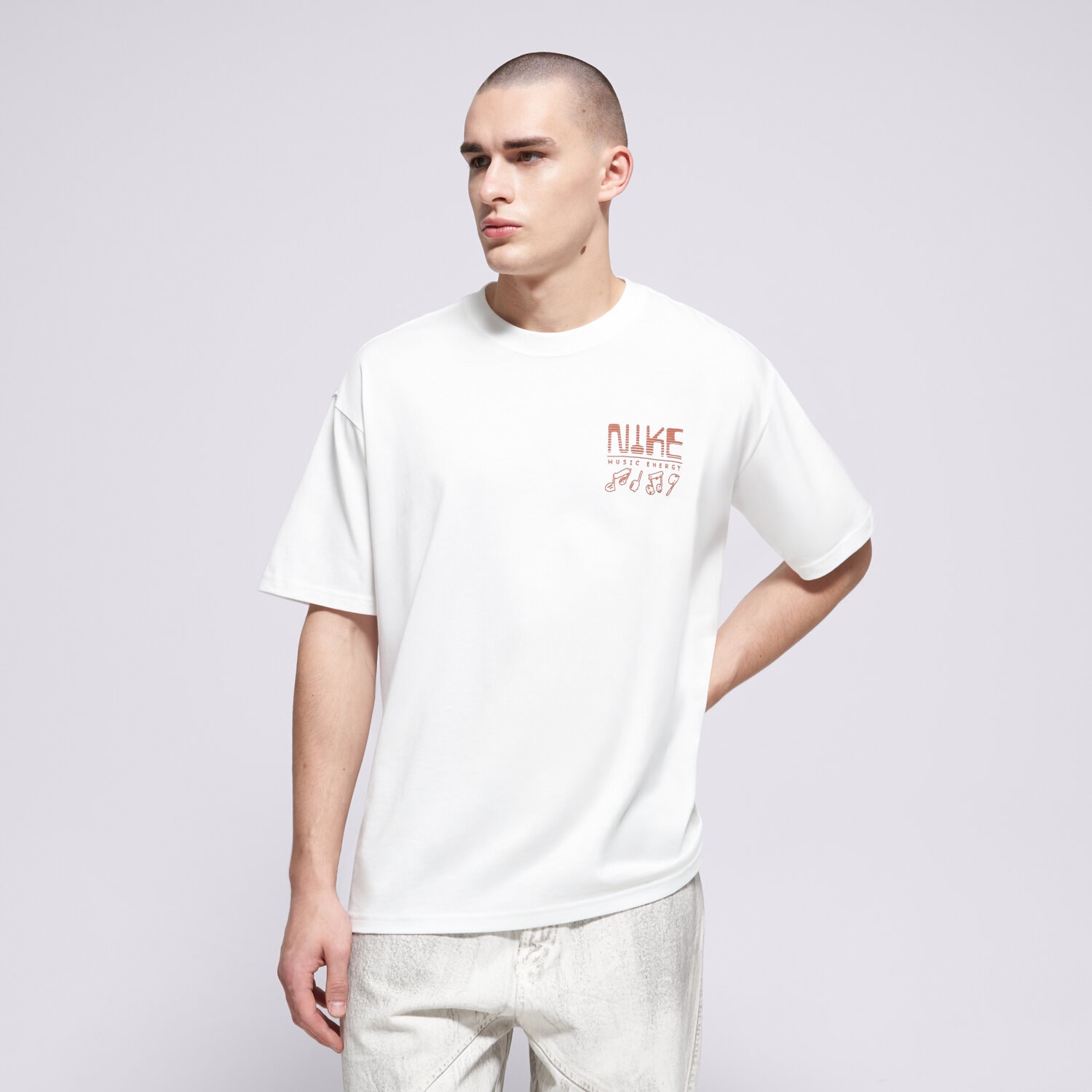 pánské tričko NIKE TRIČKO NSW LSE SWOOSH SOUNDS IH1369-100 BÍLÁ