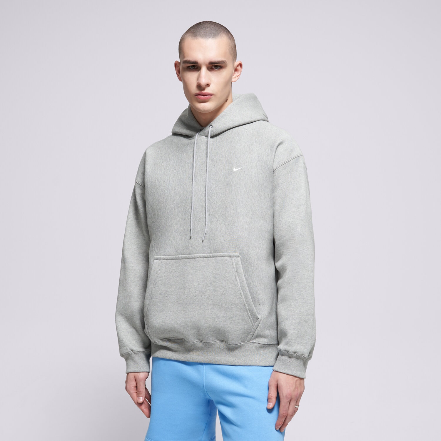 pánská mikina NIKE MIKINA S KAPUCÍ M NL SOLO SWSH BB PO HOODIE HV1082-063 ŠEDÁ