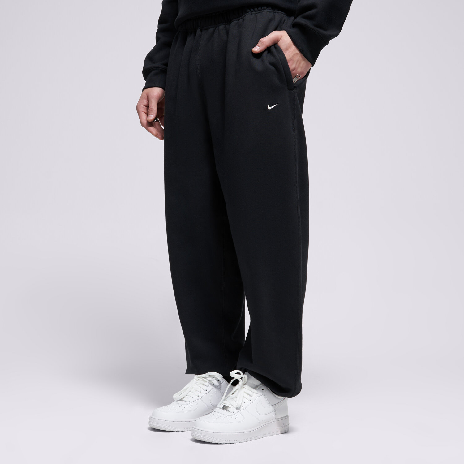 pánské kalhoty NIKE KALHOTY  M NL SOLO SWSH BB CF PANT HV1088-010 ČERNÁ