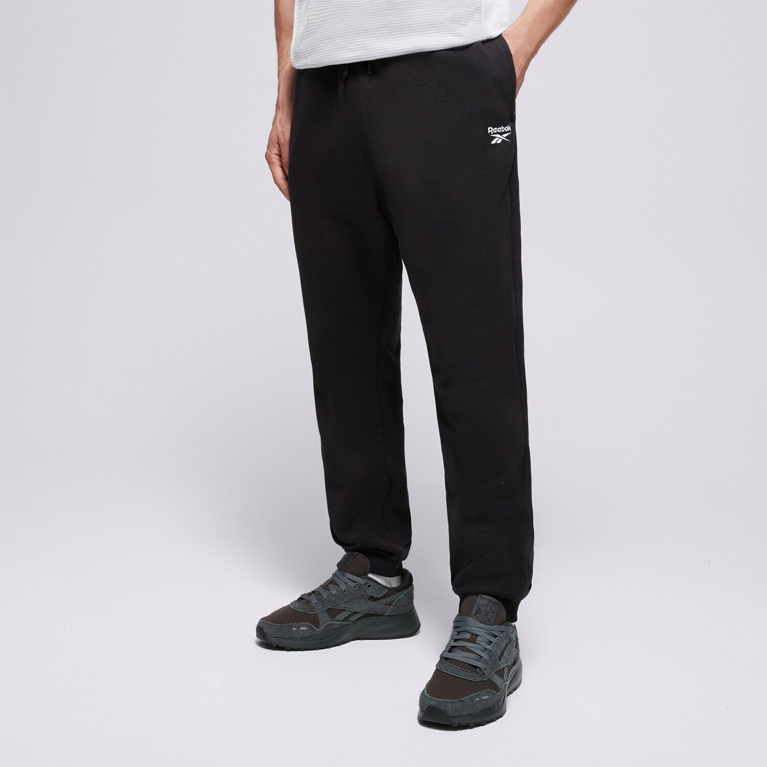 pánské kalhoty REEBOK KALHOTY  RI LEFT LEG JOGGER 100055296 ČERNÁ