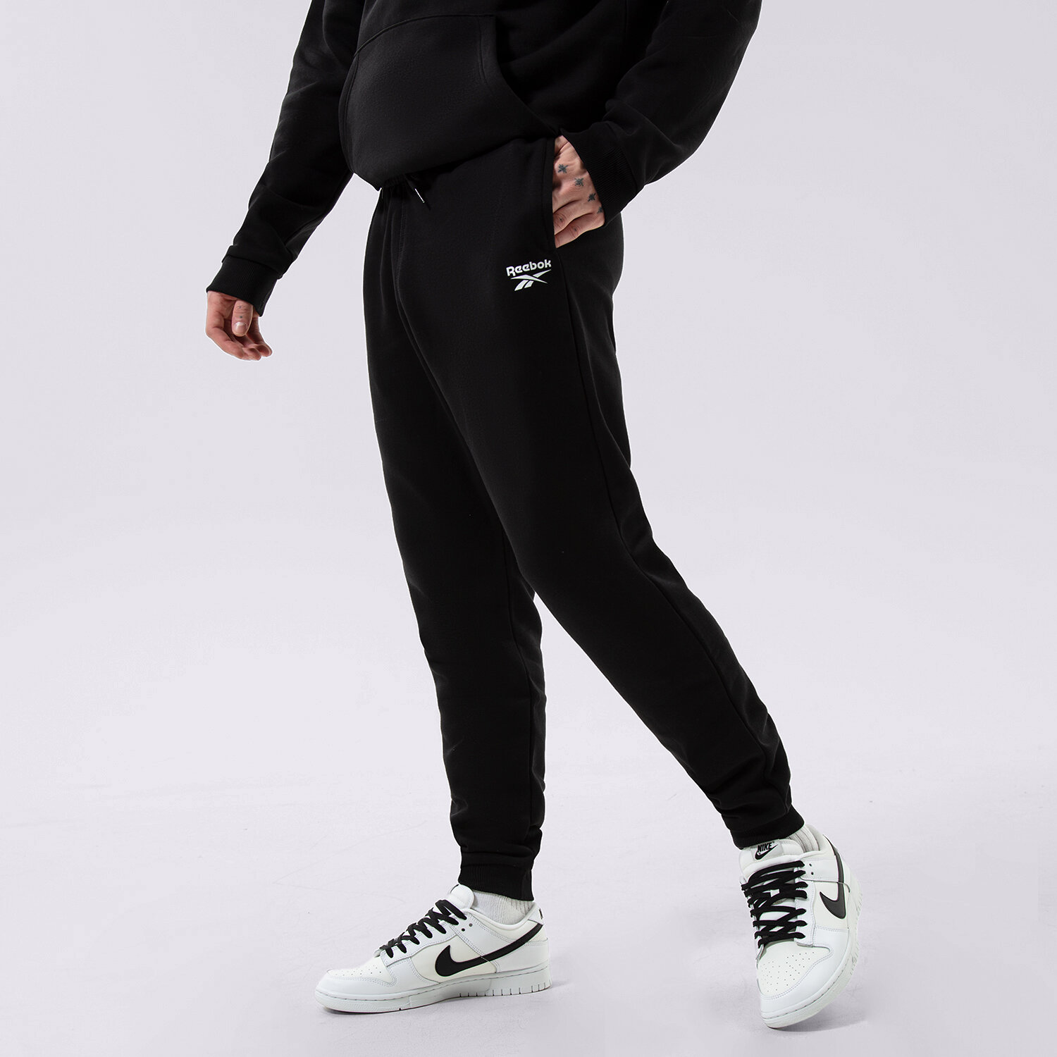 pánské kalhoty REEBOK KALHOTY  RI LEFT LEG JOGGER 100055296 ČERNÁ
