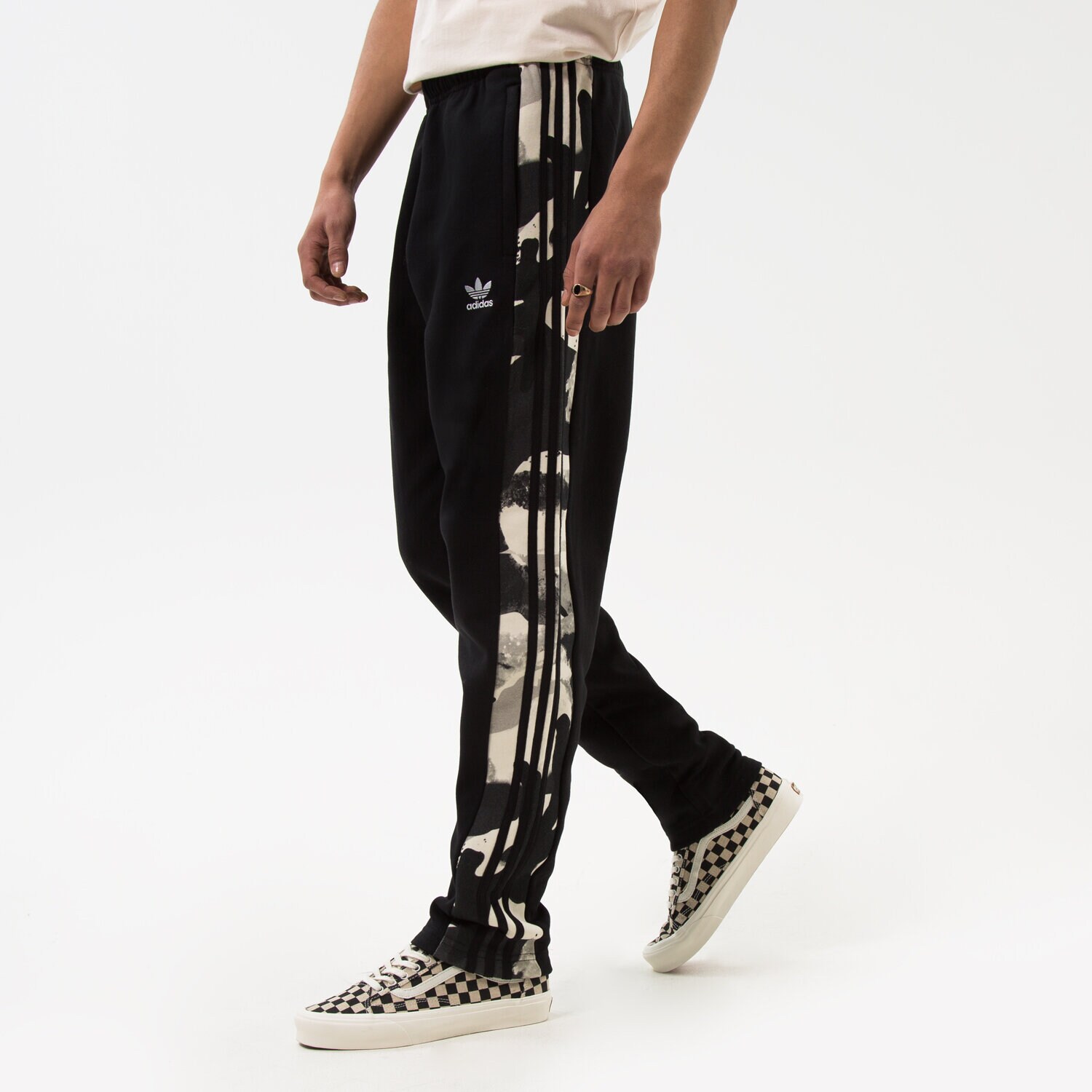 pánské kalhoty ADIDAS KALHOTY  CAMO SWTPNT HK2808 ČERNÁ