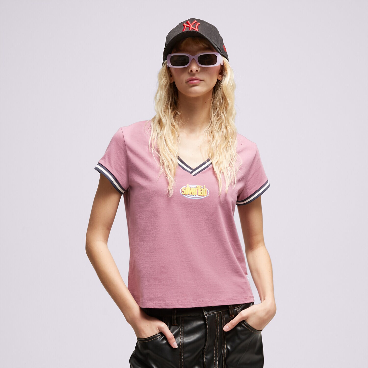 dámské tričko LEVI'S TRIČKO GRAPHIC TAI TEE REDS A6068-0003 FIALOVÁ