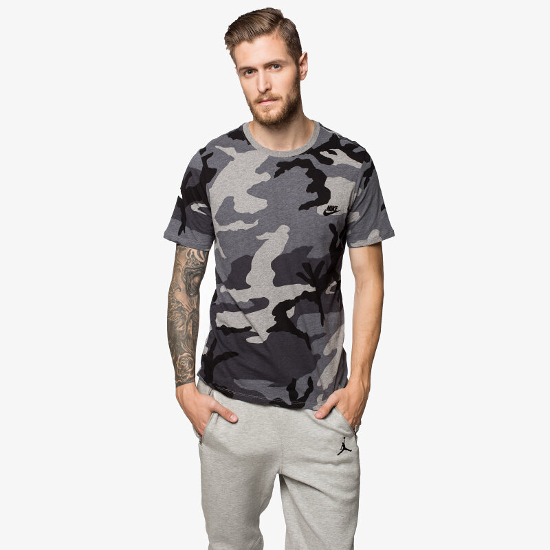 pánské tričko NIKE TRIČKO TEE-CAMO FUTURA 685391091 ŠEDÁ