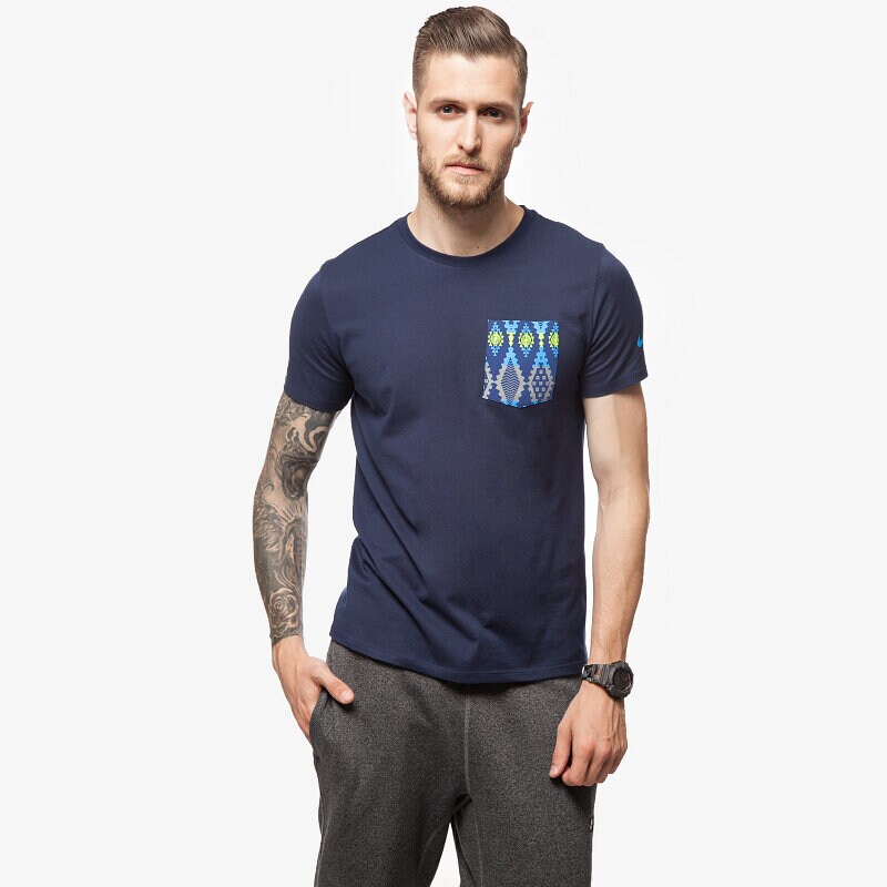 pánské tričko NIKE TRIČKO SNEAKER TRIBE PKT 715412410 TMAVOMODRÁ