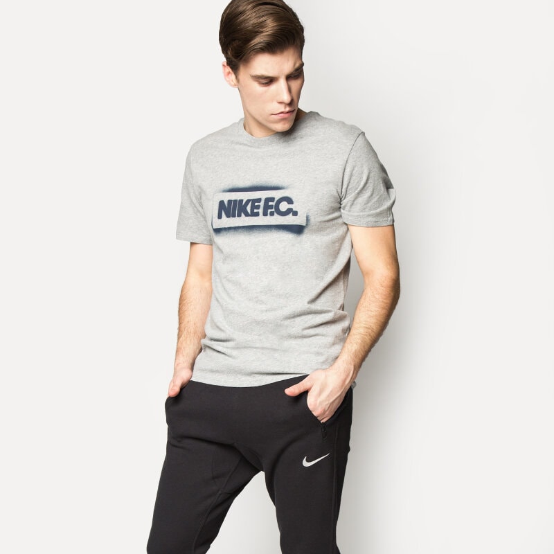 pánské tričko NIKE TRIČKO FC STENCIL BLOCK 742600063 ŠEDÁ