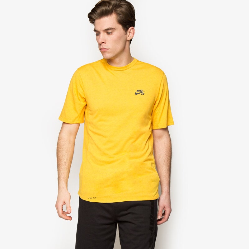 pánské tričko NIKE TRIČKO SB SKYLINE DFC GRAPHIC SS CREW 745252751 ŽLUTÁ