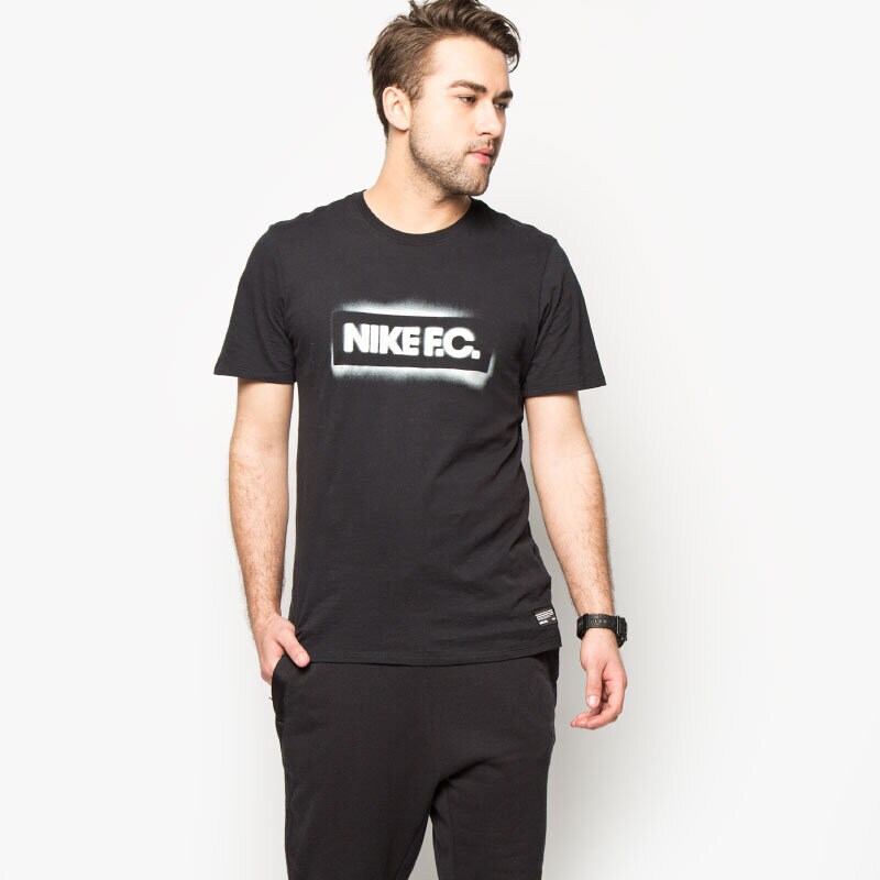 pánské tričko NIKE TRIČKO FC STENCIL BLOCK TEE 742600010 ČERNÁ