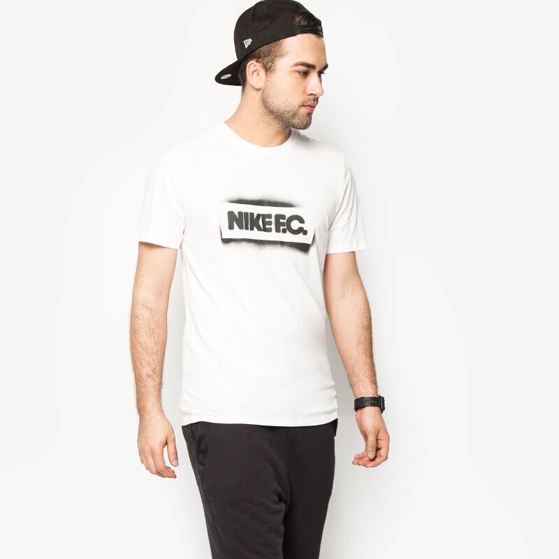 pánské tričko NIKE TRIČKO FC STENCIL BLOCK TEE 742600100 BÍLÁ
