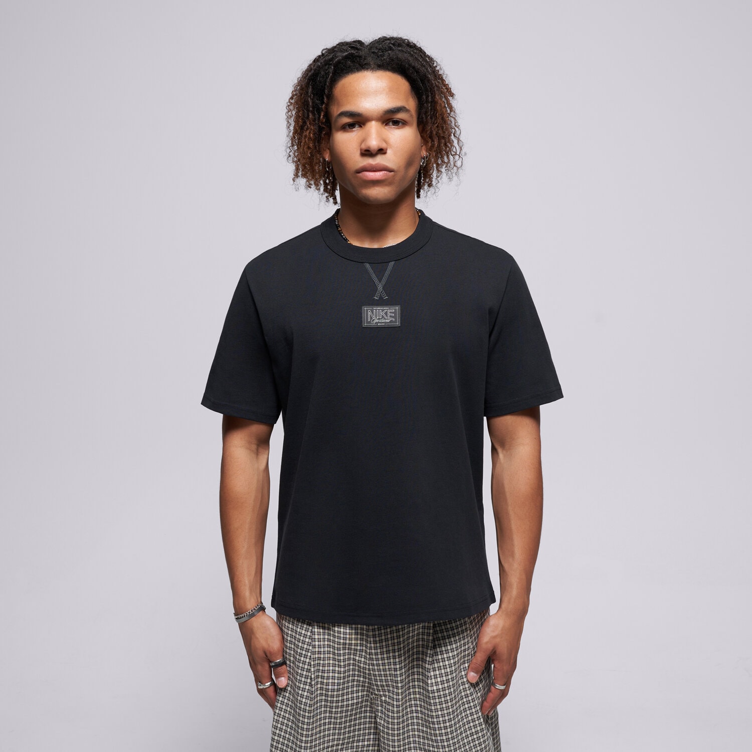 pánské tričko NIKE TRIČKO U NSW TEE TAILORED PREM PATCH IH1349-010 ČERNÁ