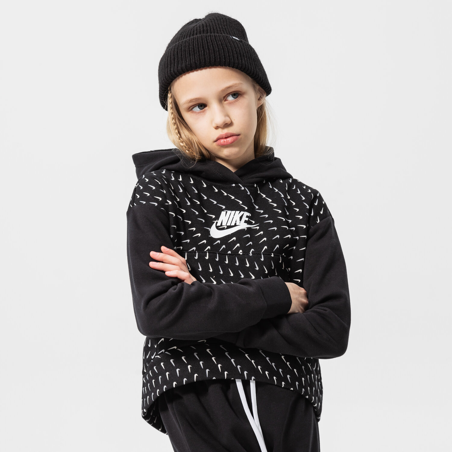 dětská mikina NIKE MIKINA S KAPUCÍ G NSW FLC AOP HOODIE GIRL DM8231-010 ČERNÁ