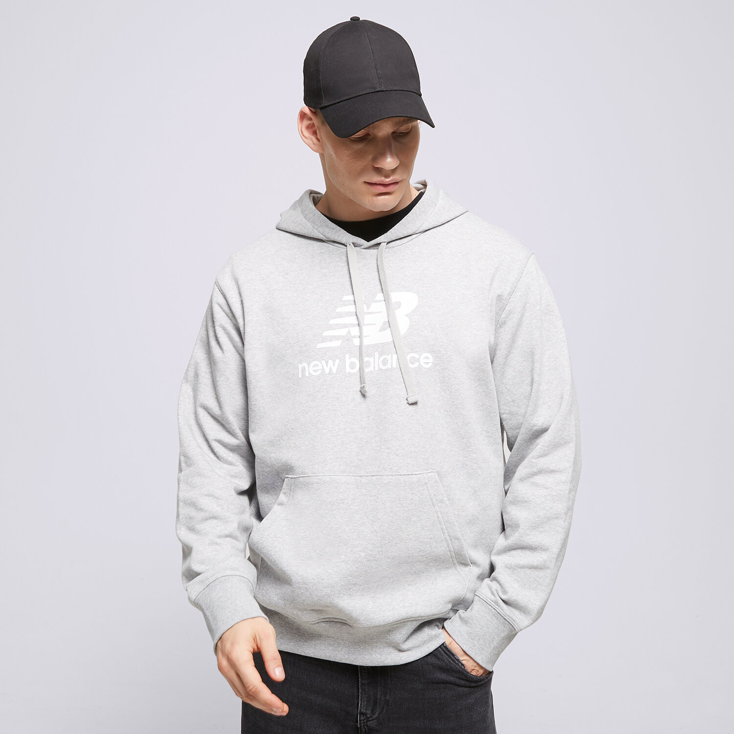 pánská mikina NEW BALANCE MIKINA S KAPUCÍ ESSENTIALS STACKED MT31537AG ŠEDÁ