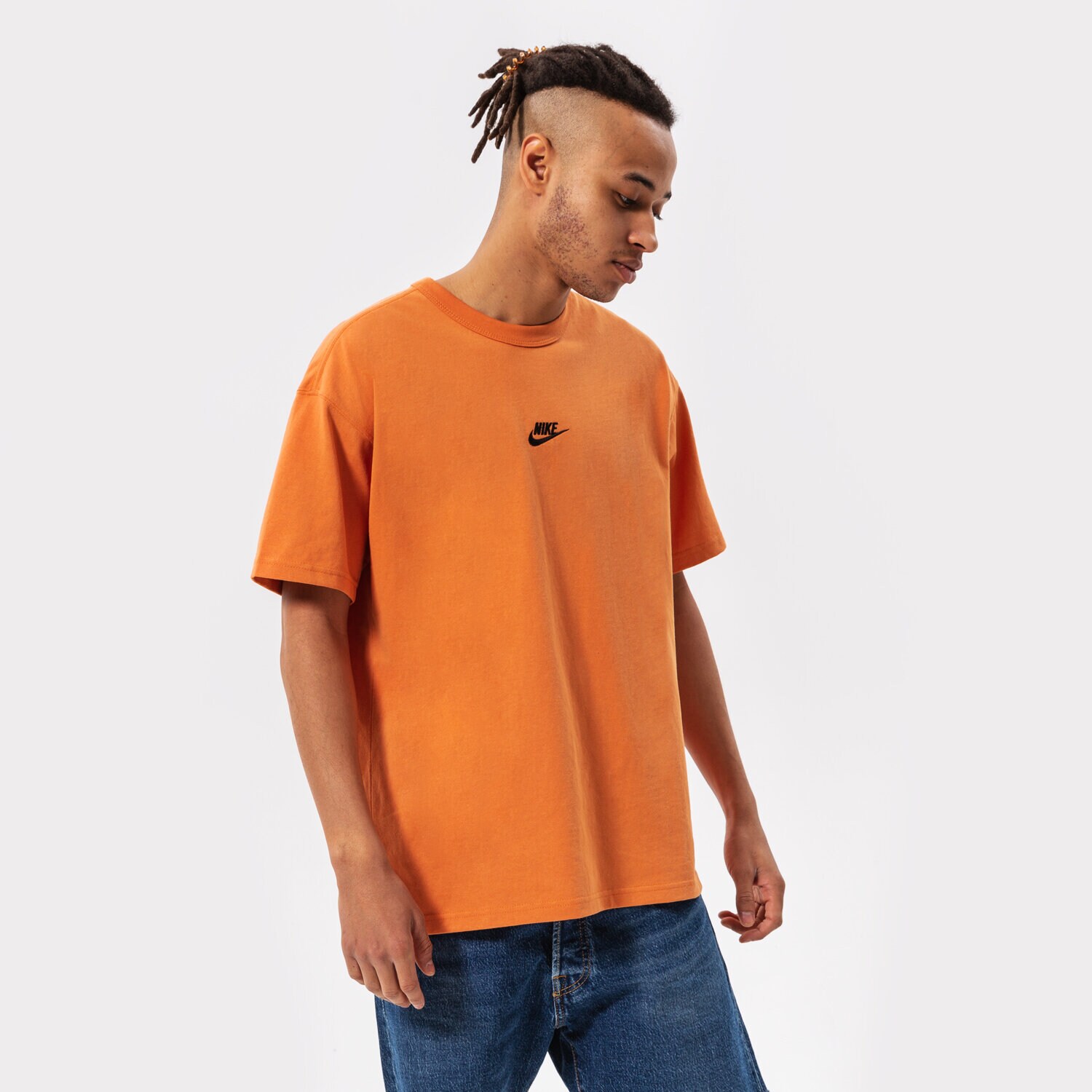 pánské tričko NIKE TRIČKO M NSW PREM ESSNTL SUST TEE DO7392-808 HNĚDÁ