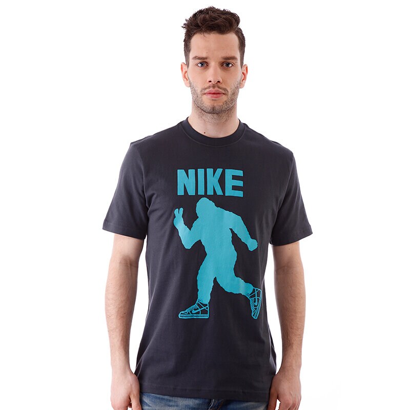 pánské tričko NIKE TRIČKO PEACE OUT SS TEE 534459060 ŠEDÁ