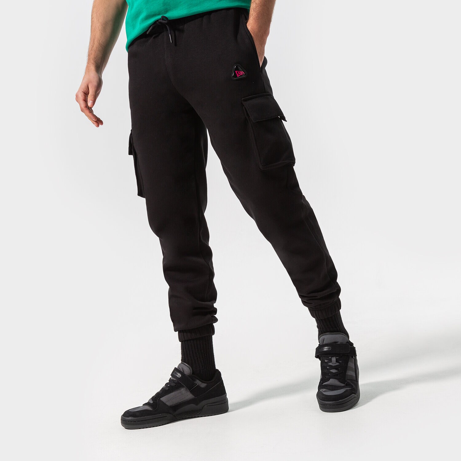 pánské kalhoty NEW ERA KALHOTY  NEW ERA UTILITY CARGO JOGGER 12893040 ČERNÁ