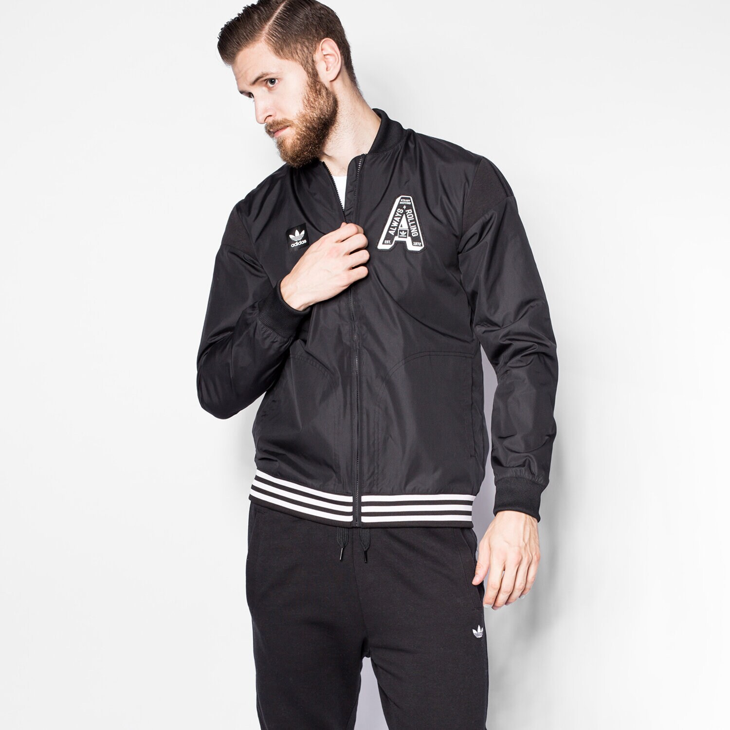 pánská zimní bunda ADIDAS BUNDA VARSITY LIGHTW AY8730 TMAVOMODRÁ