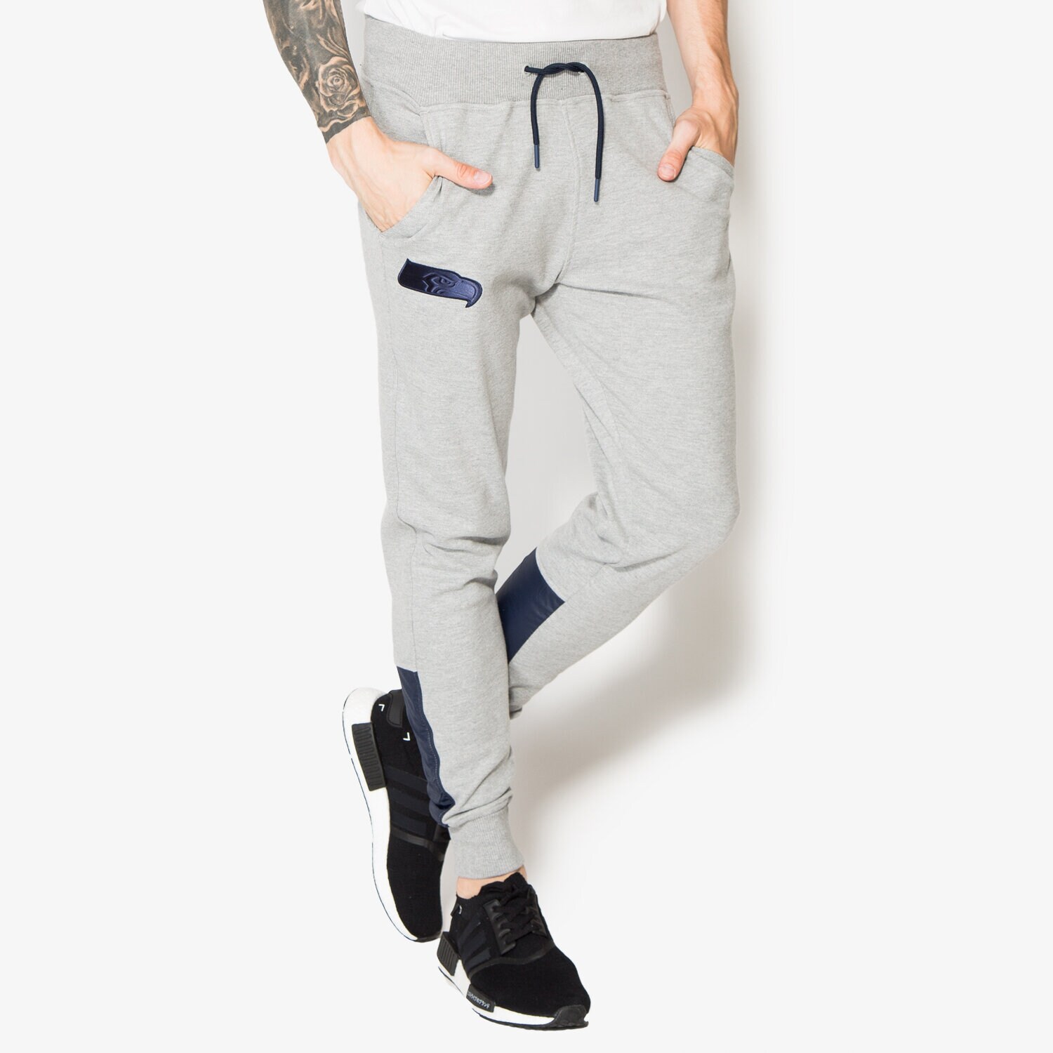 pánské kalhoty NEW ERA KALHOTY  NFL REMIX JOGGER 11278230 ŠEDÁ