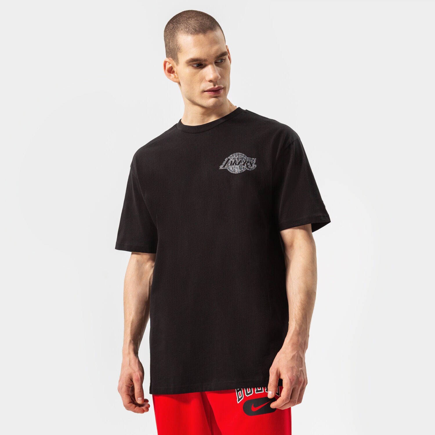 pánské tričko NEW ERA TRIČKO SEAS INFILL OS LAKERS LOS ANGELES LAKERS BLKL 12893094 ČERNÁ