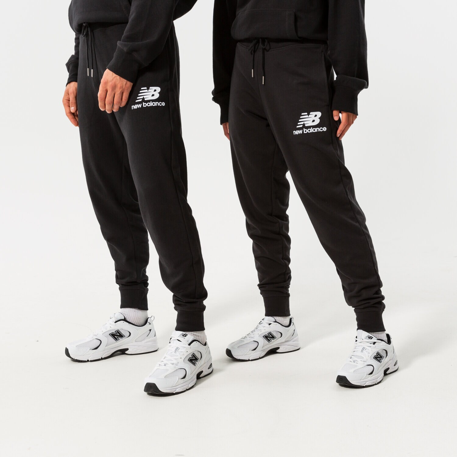 pánské kalhoty NEW BALANCE KALHOTY  NB ESSENTIALS STACKED LOGO SWEATPANT MP03558BK ČERNÁ