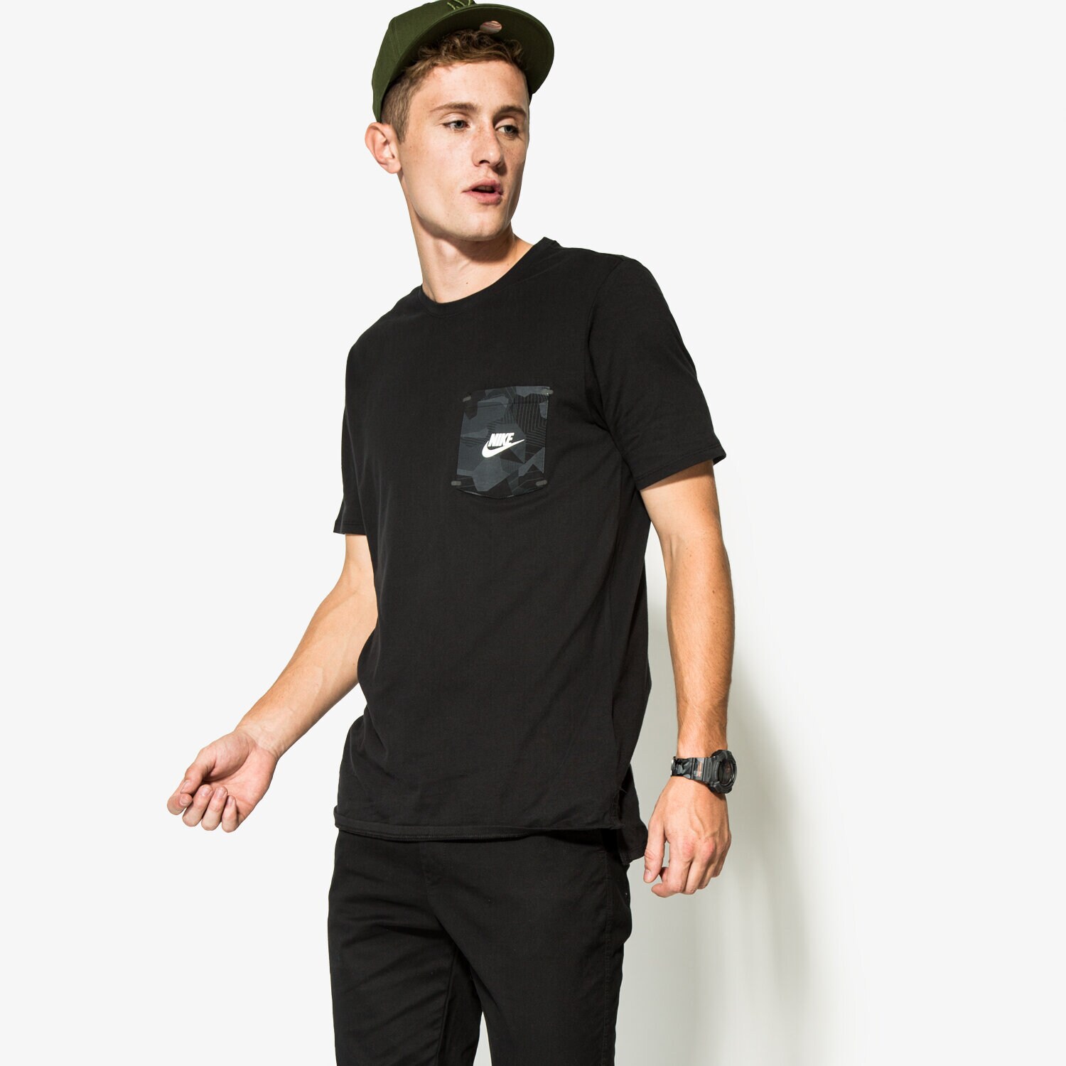 pánské tričko NIKE TRIČKO NIKE TEE-DROP HEM POCKET 805208010 ČERNÁ