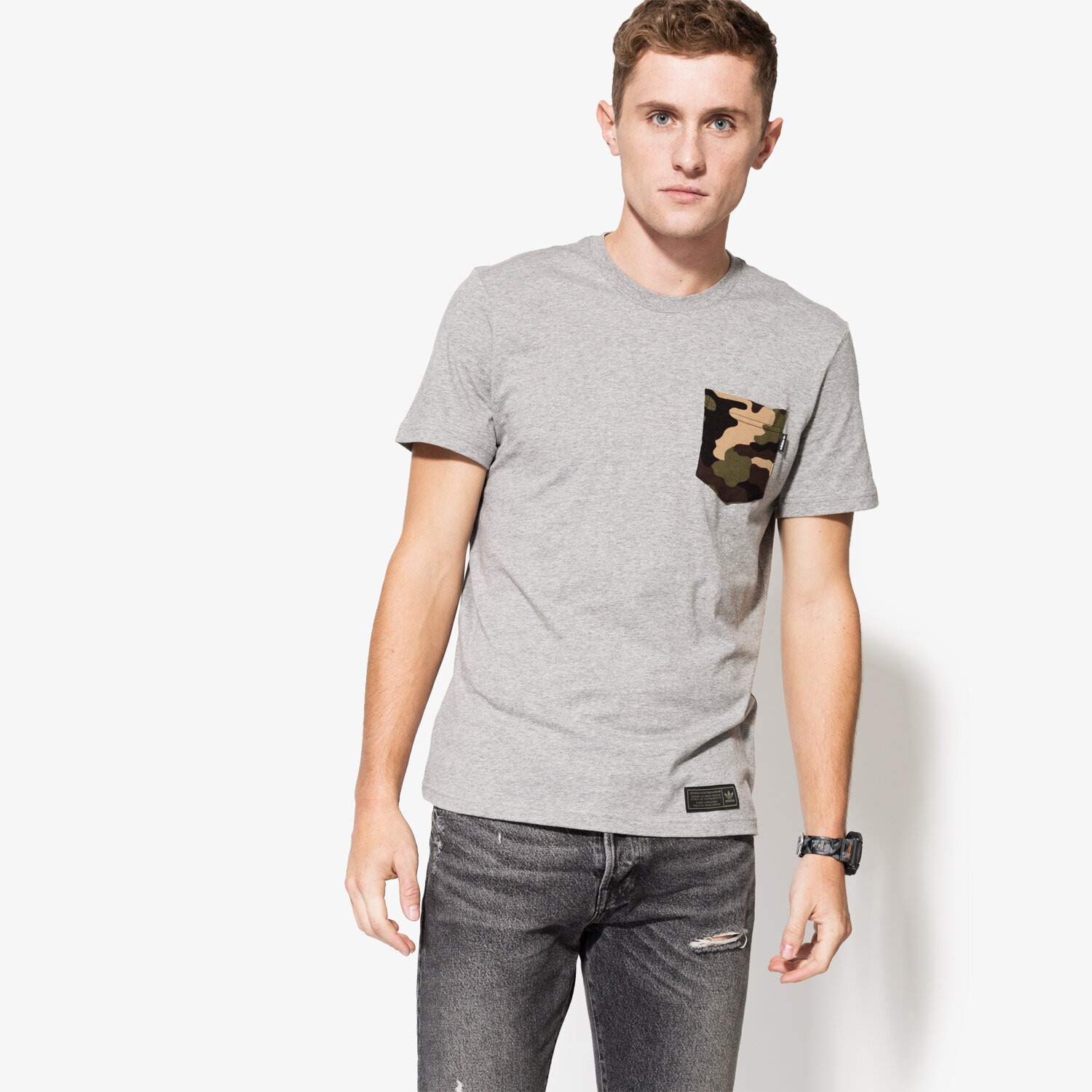 pánské tričko ADIDAS TRIČKO CAMO PCKT TEE AY8875 ŠEDÁ