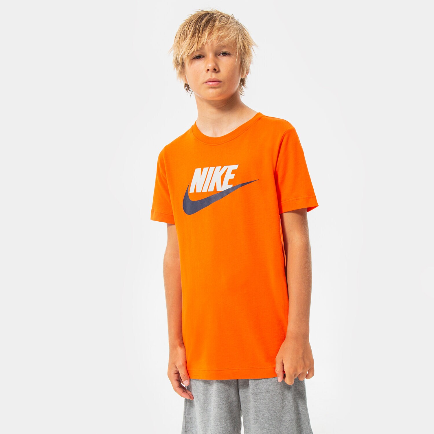 dětské tričko NIKE TRIČKO SPORTSWEAR BOY AR5252-817 ORANŽOVÁ