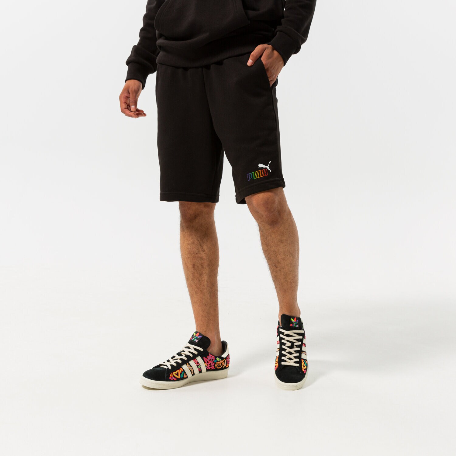 pánské kraťasy PUMA ŠORTKY  ESS+ RAINBOW SWEAT SHORTS 9" TR 848679 01 ČERNÁ